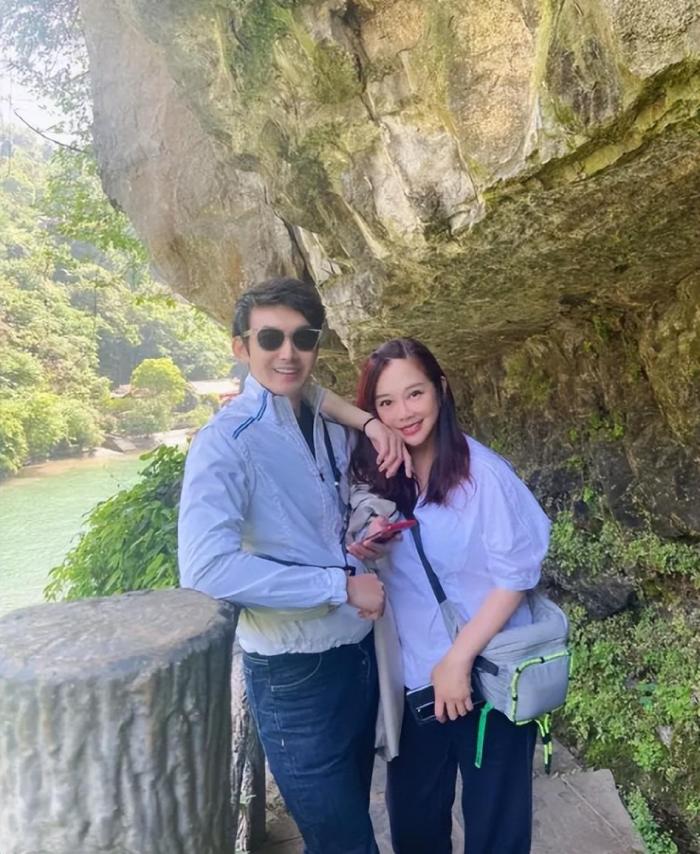 陈松伶夫妇携公婆旅游，婆媳只差10岁却一个似少女，一个是奶奶