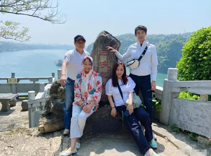 陈松伶夫妇携公婆旅游，婆媳只差10岁却一个似少女，一个是奶奶