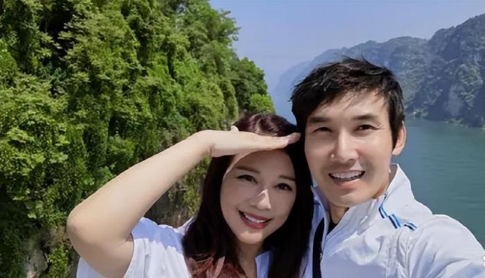 陈松伶夫妇携公婆旅游，婆媳只差10岁却一个似少女，一个是奶奶