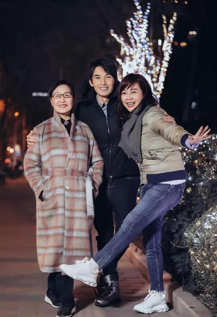 陈松伶夫妇携公婆旅游，婆媳只差10岁却一个似少女，一个是奶奶