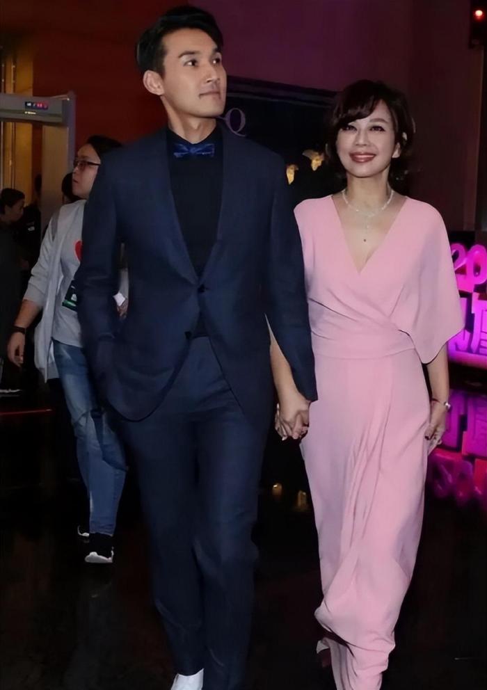 陈松伶夫妇携公婆旅游，婆媳只差10岁却一个似少女，一个是奶奶