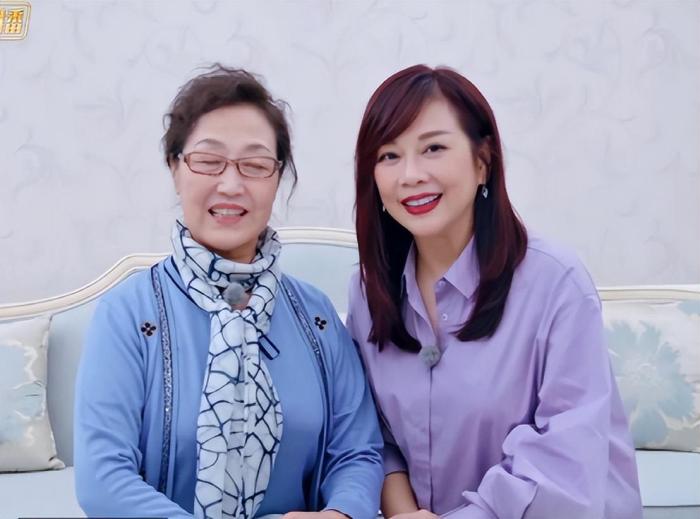 陈松伶夫妇携公婆旅游，婆媳只差10岁却一个似少女，一个是奶奶