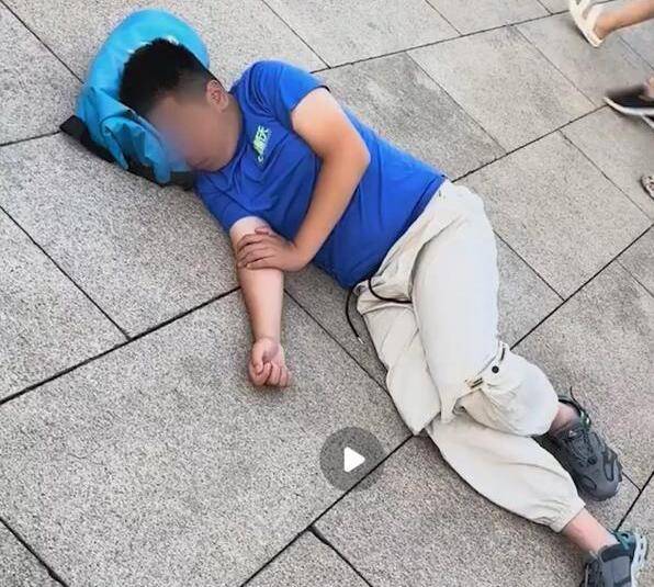 男子等升旗倒地睡着