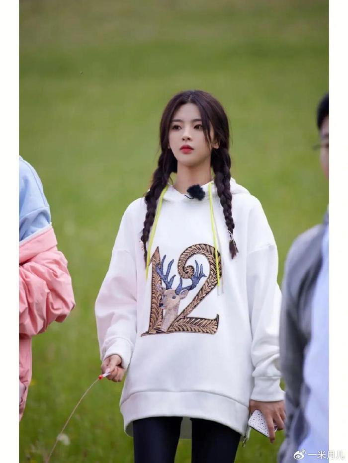 张杰演唱会南京举行，杨超越温暖现身，感恩的小仙女！