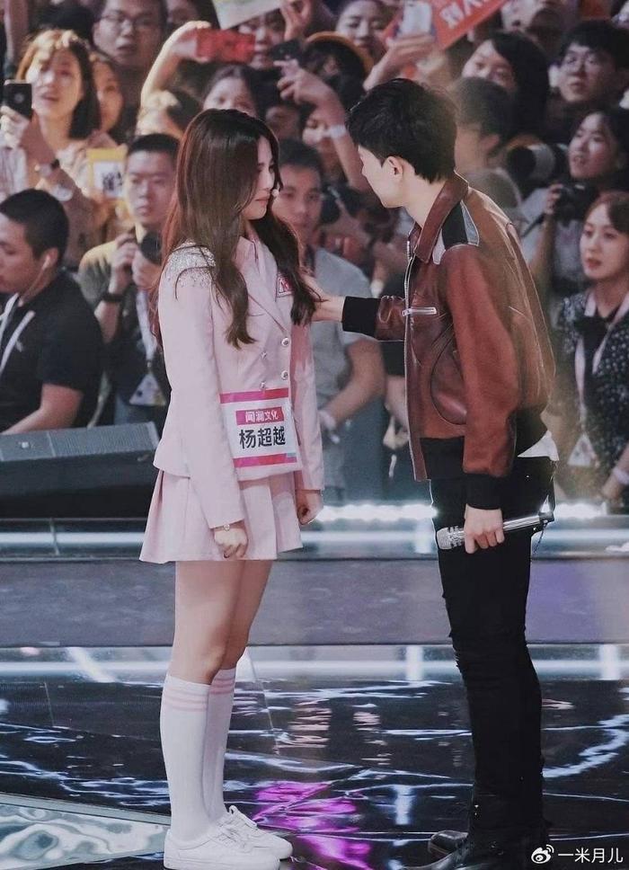 张杰演唱会南京举行，杨超越温暖现身，感恩的小仙女！