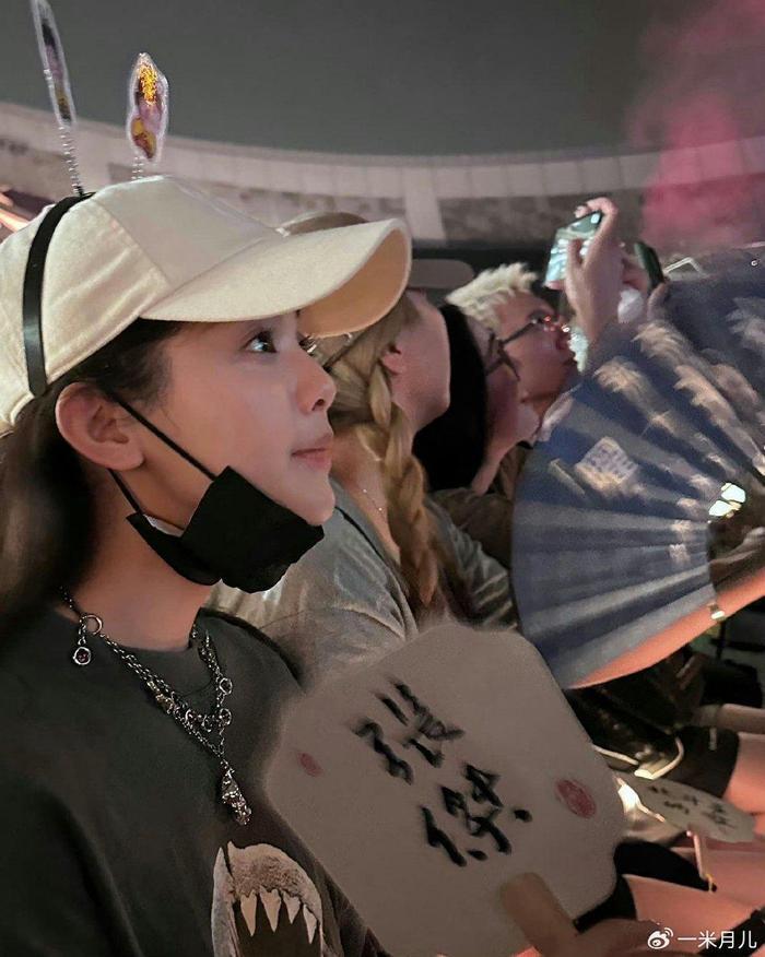 张杰演唱会南京举行，杨超越温暖现身，感恩的小仙女！