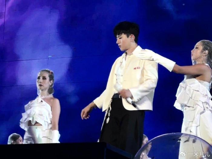 张杰演唱会南京举行，杨超越温暖现身，感恩的小仙女！