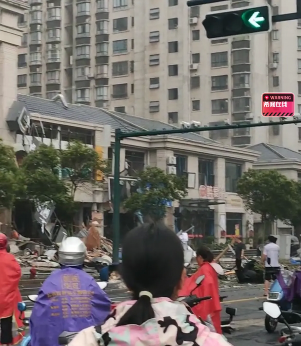 盐城一店铺爆炸地上满是建筑残骸