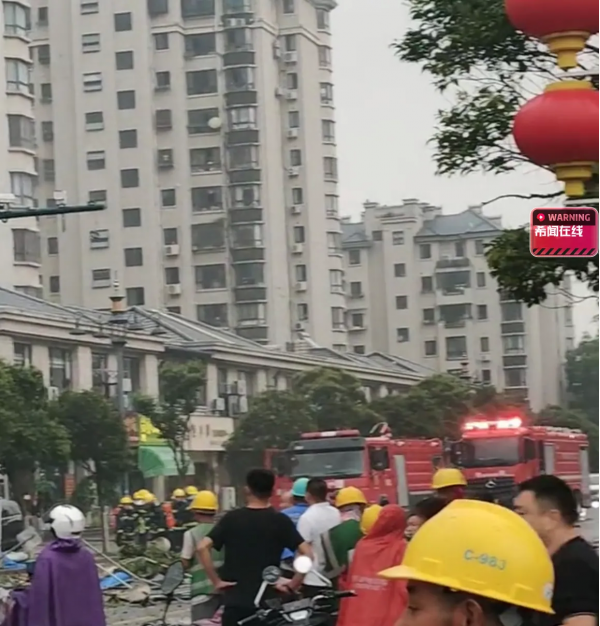 盐城一店铺爆炸地上满是建筑残骸