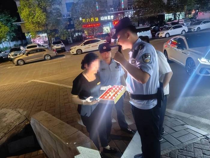 店员误将19件黄金耳饰当废品赠送拾荒大爷，在民警帮助下成功找回


