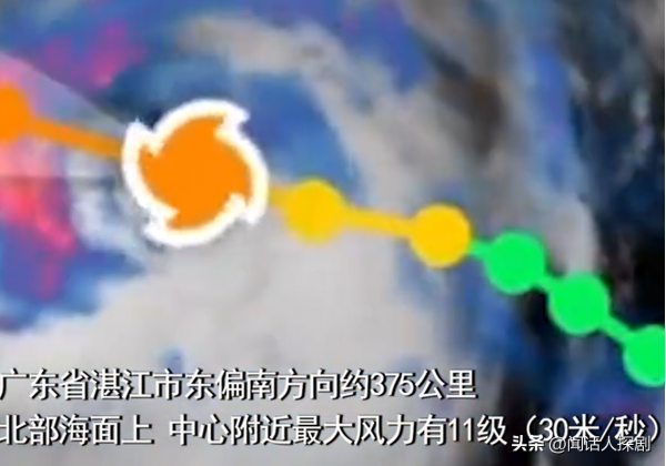 深圳大风暴雨市民撑伞蹲地寸步难行