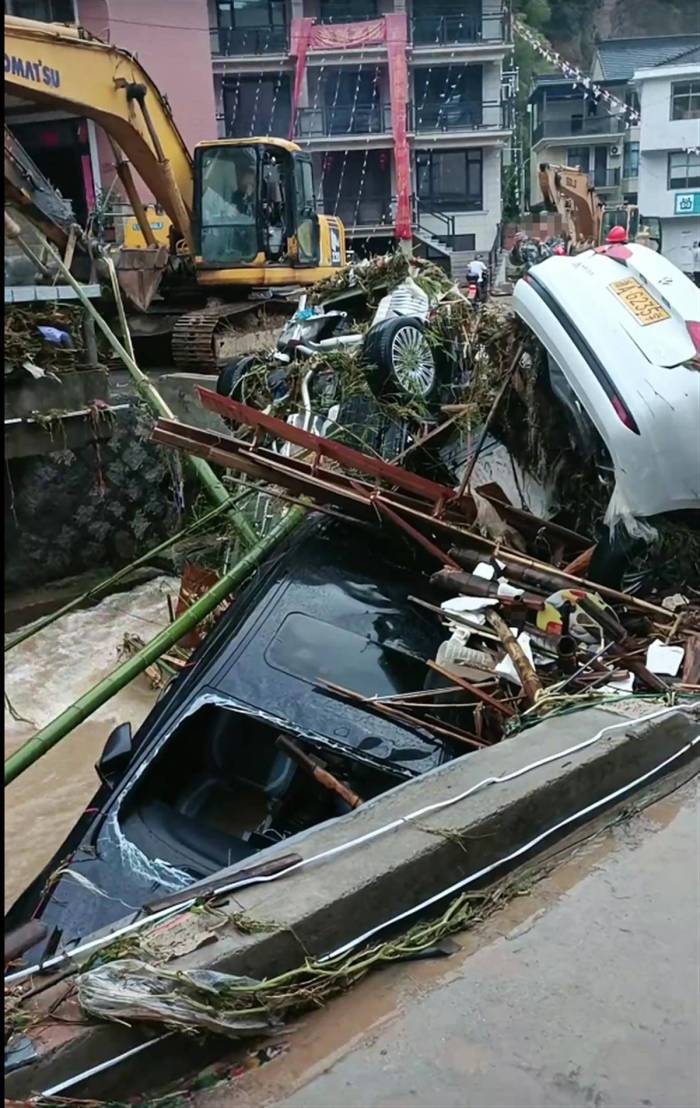 浙江杭州富阳暴雨引发洪水，致5人身亡2人失联，当地多部门正展开搜救

