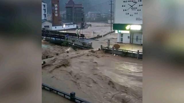 杭州暴雨水位猛涨村民家被洪水倒灌