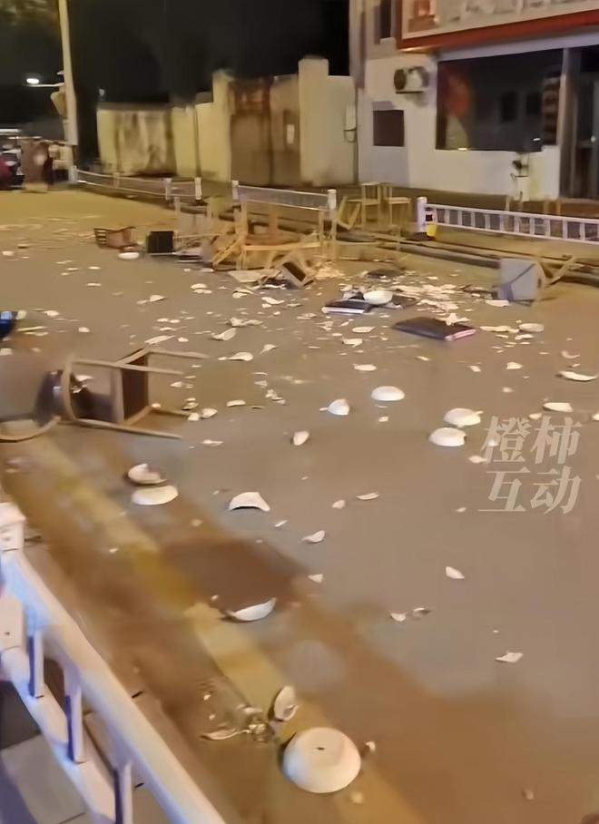 龙虾店老板崩溃砸店