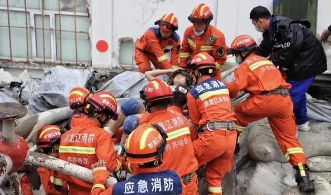 齐齐哈尔市中学体育馆惊魂瞬间！楼顶崩塌陷地狱，多人生死未卜！