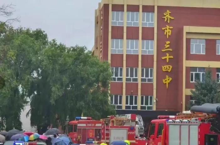 齐齐哈尔中学坍塌现场救出第11人