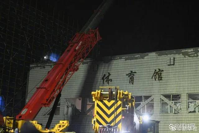齐齐哈尔体育馆坍塌已致10人死亡