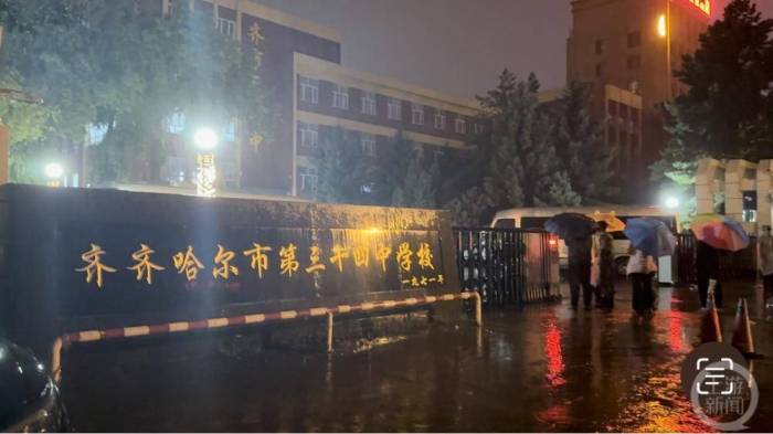 齐齐哈尔34中体育馆坍塌现场，家属：外甥女刚参加排球比赛获亚军回来

