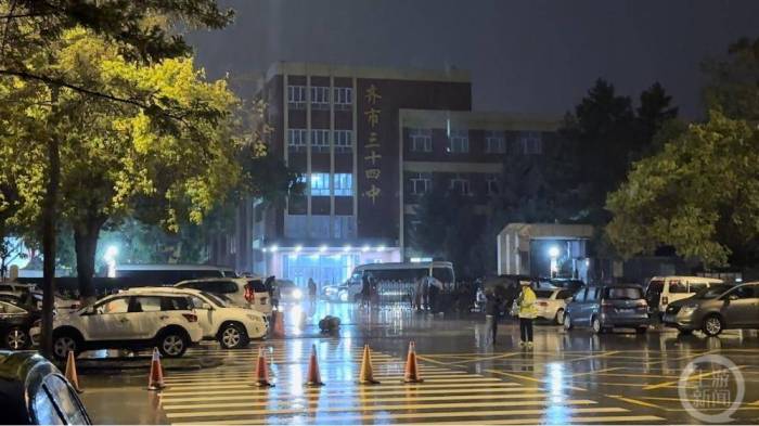 齐齐哈尔34中体育馆坍塌现场，家属：外甥女刚参加排球比赛获亚军回来

