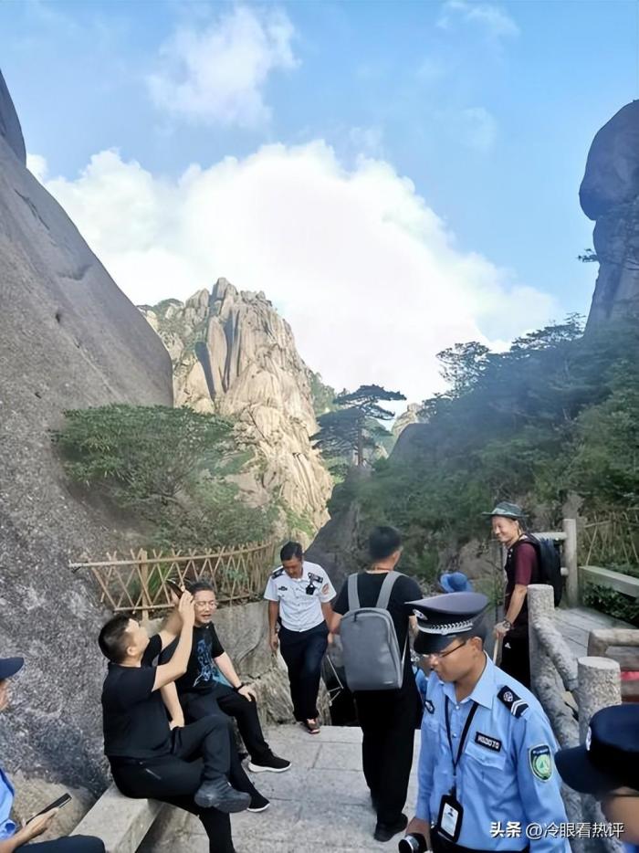曝游客爬黄山多人持杖互殴