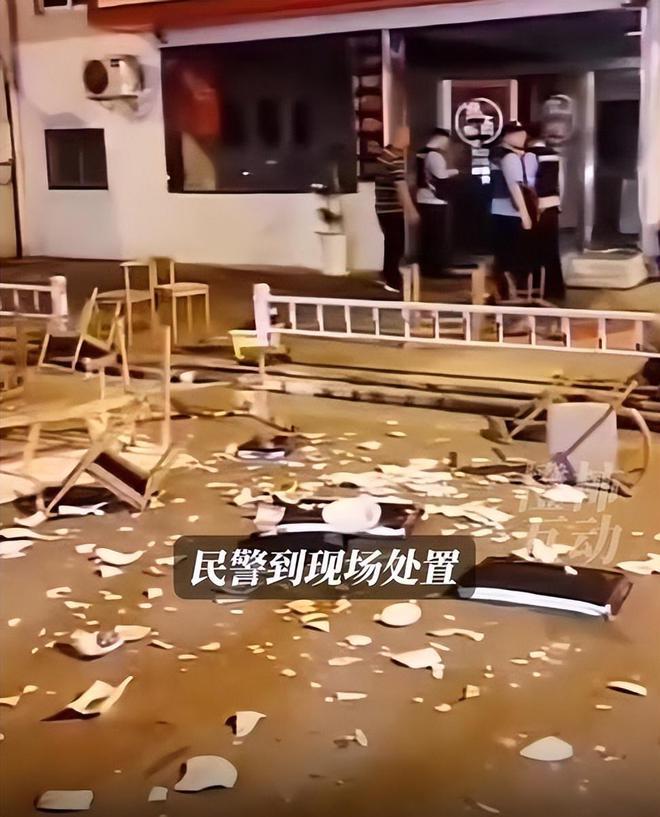 江苏镇江一龙虾店老板深夜崩溃砸店