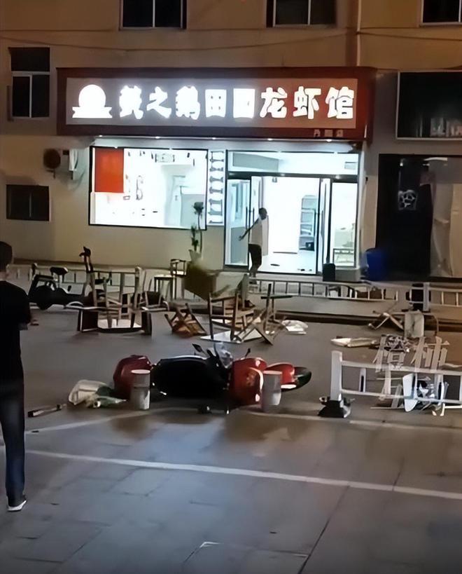 江苏镇江一龙虾店老板深夜崩溃砸店