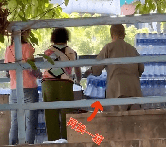 大爷大妈组团放生矿泉水