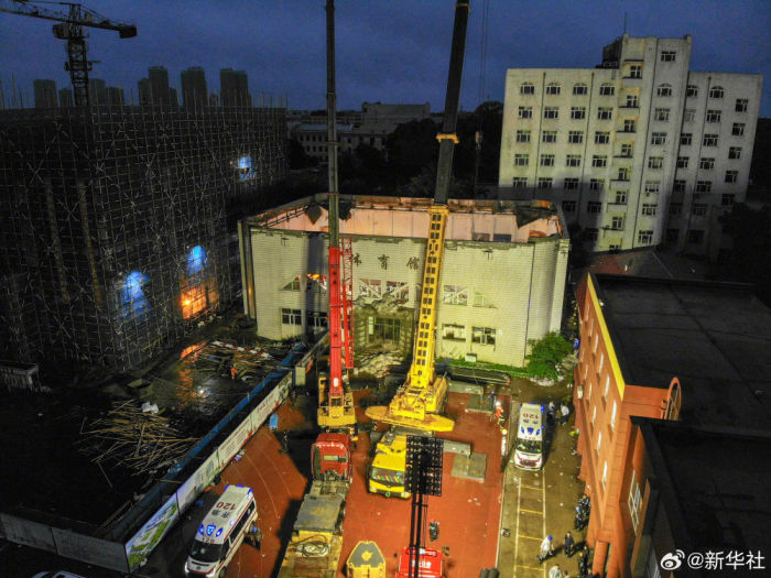 体育馆屋顶坍塌是11个家庭的坍塌