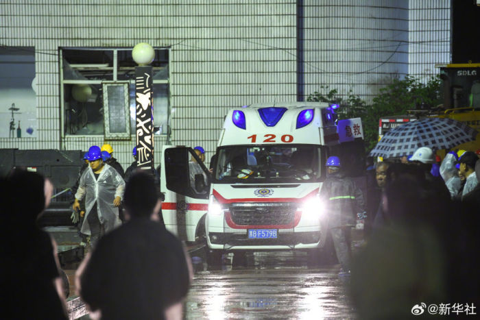 体育馆屋顶坍塌是11个家庭的坍塌