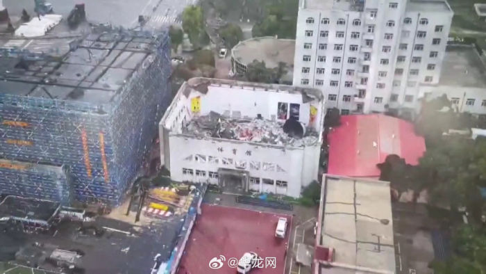 体育馆屋顶坍塌是11个家庭的坍塌