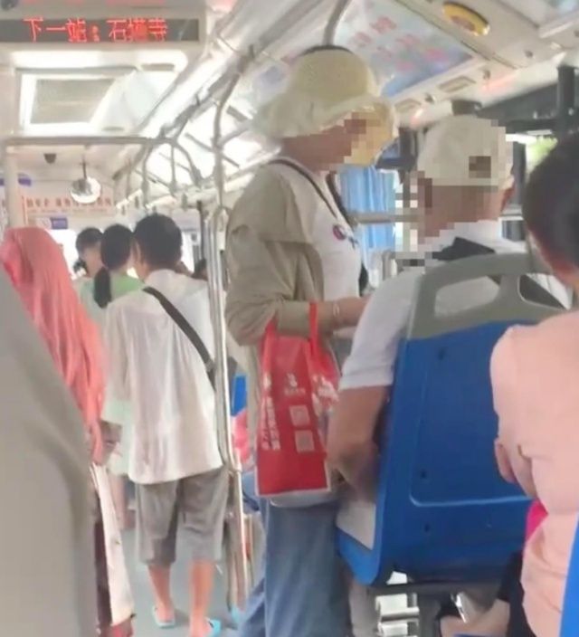 女生穿cos服坐公交被骂警方介入