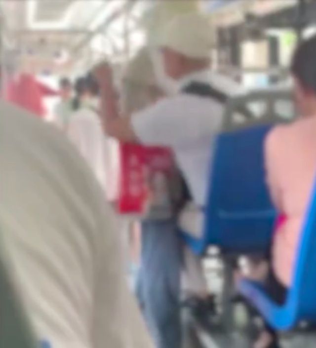 女生穿cos服坐公交被骂警方介入