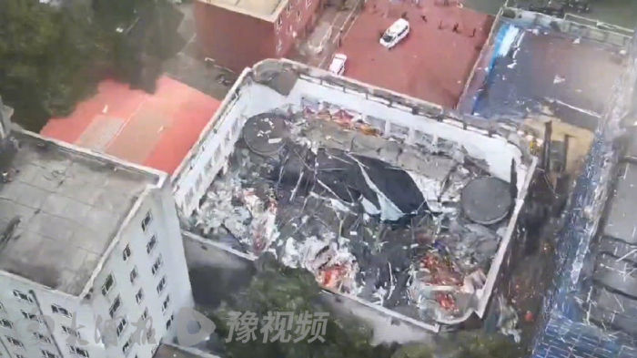 教练身压废墟心系学生