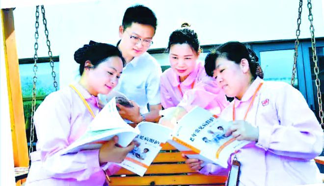 普通家政员成为“科班保姆”后，月薪涨到近2万元