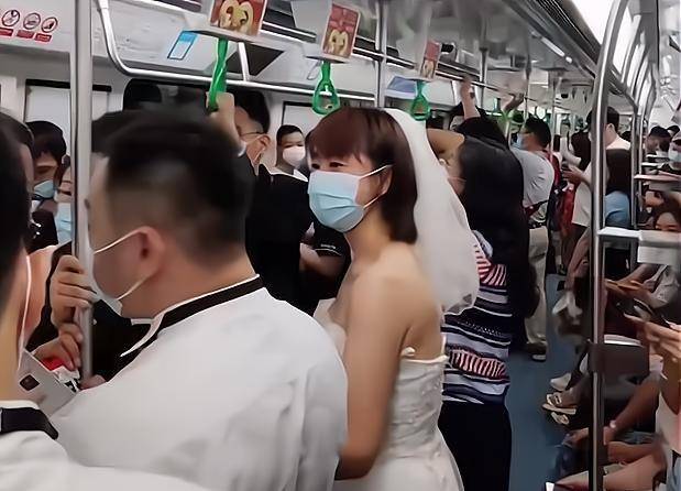 新人坐地铁去结婚给乘客发喜糖