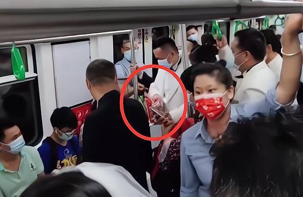 新人坐地铁去结婚给乘客发喜糖