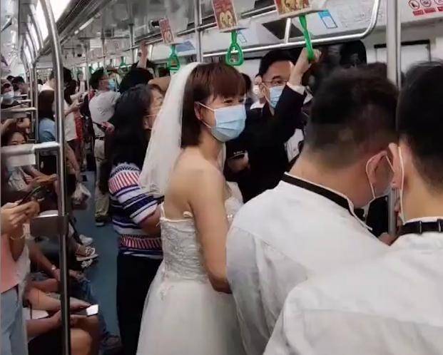 新人坐地铁去结婚给乘客发喜糖