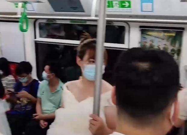 新人坐地铁去结婚给乘客发喜糖
