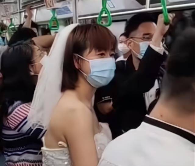 新人坐地铁去结婚给乘客发喜糖