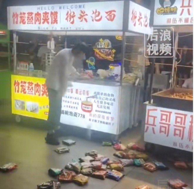 小伙被嘲笑买不起泡面一怒之下全包圆，为自尊而冲动消费