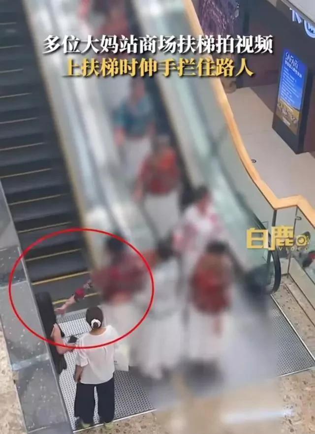 多位大妈霸占电梯拍视频不让行人走展示生活应在尊重公共礼仪的基础上实现