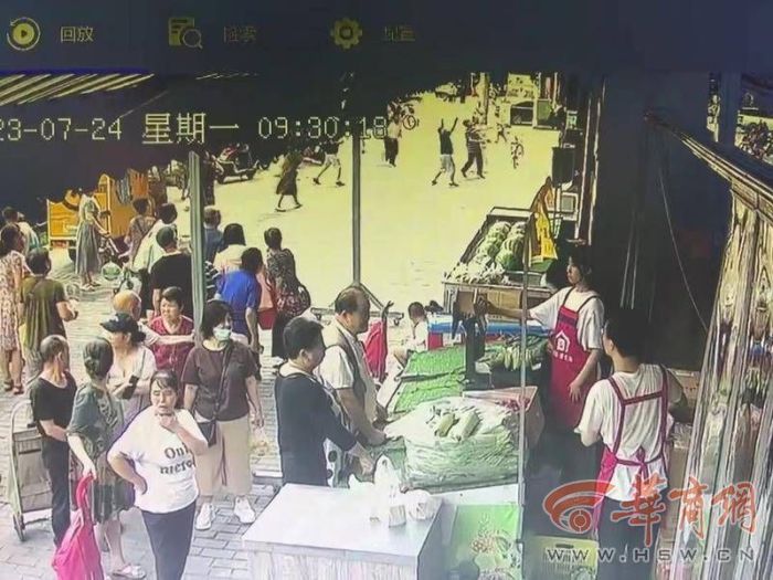 幼童三楼坠落一群人张开双臂