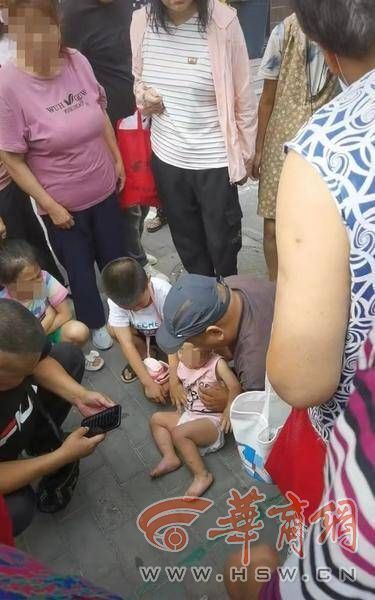 幼童三楼坠落一群人张开双臂