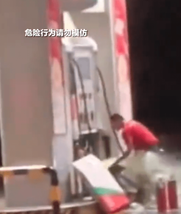 加油站泄漏员工用身体堵漏