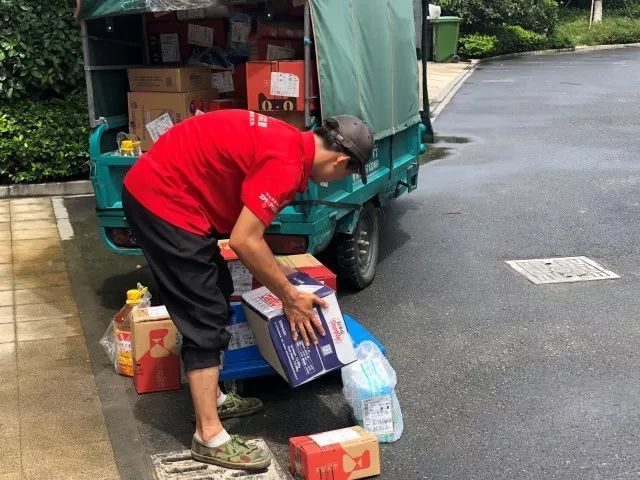 台风杀到，福州人3天时间从天猫超市买了18万瓶水

