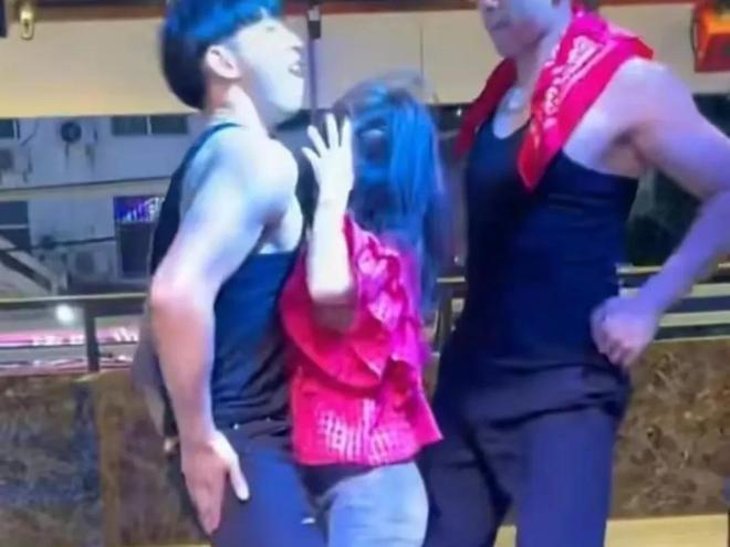 “都是什么人去？”云南猛男餐厅被查处，嘴对嘴喂食，女明星去过