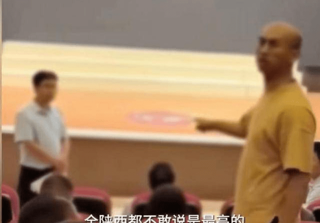 家长怒怼学费4万孩子考8分教师回应，教学质量再次展开剧烈讨论。

