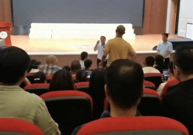 家长怒怼学费4万孩子考8分教师回应，教学质量再次展开剧烈讨论。

