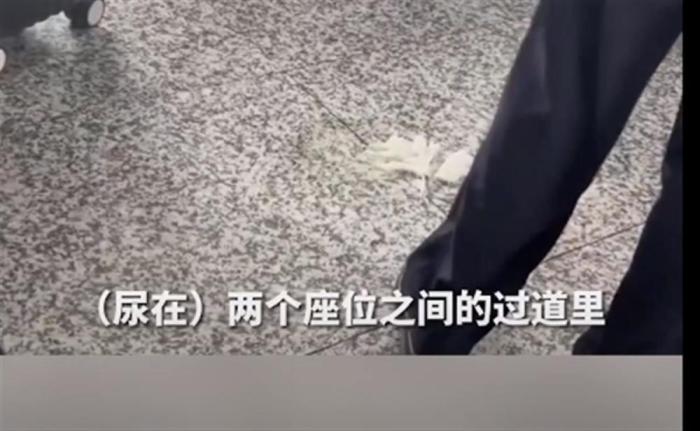 男孩候车厅当众小便