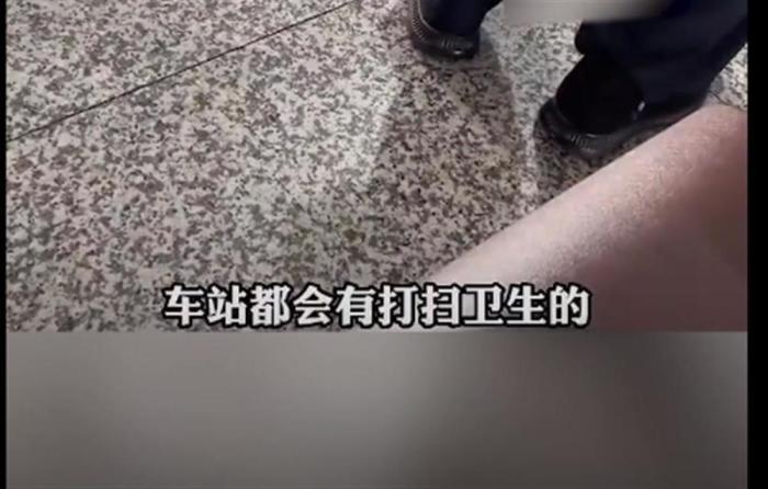男孩候车厅当众小便